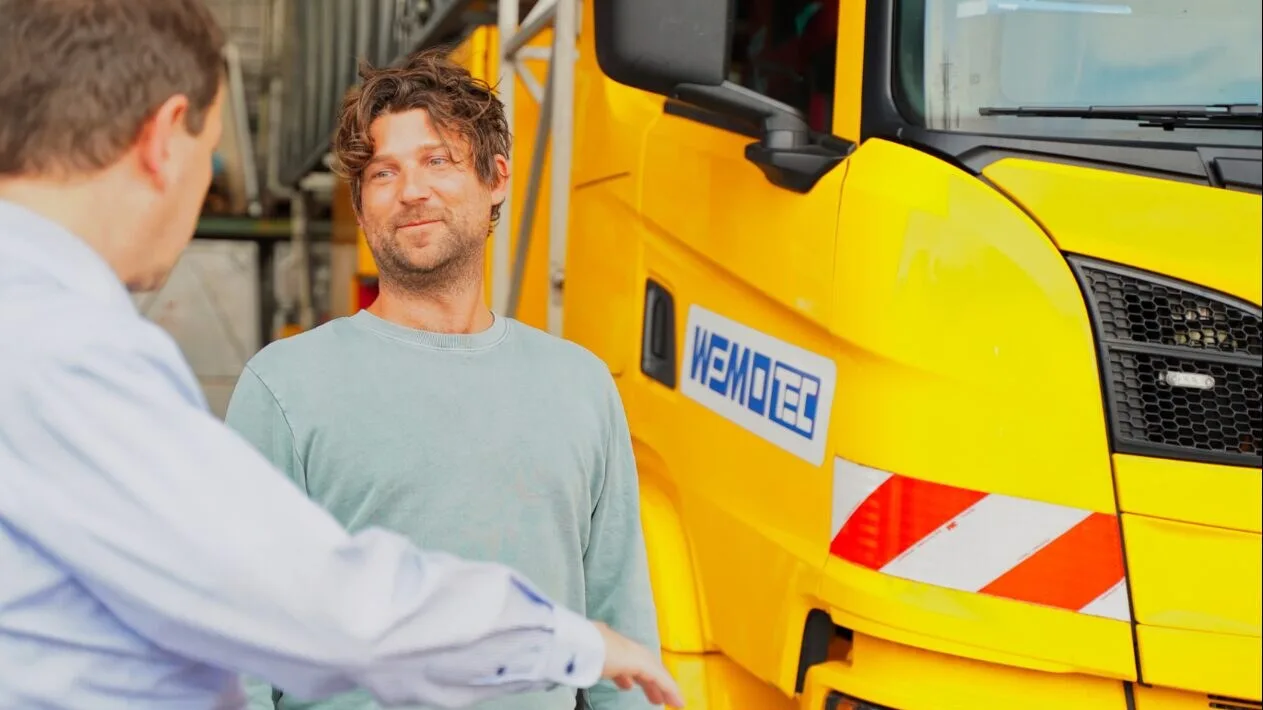Berufskraftfahrer am Steuer eines LKW